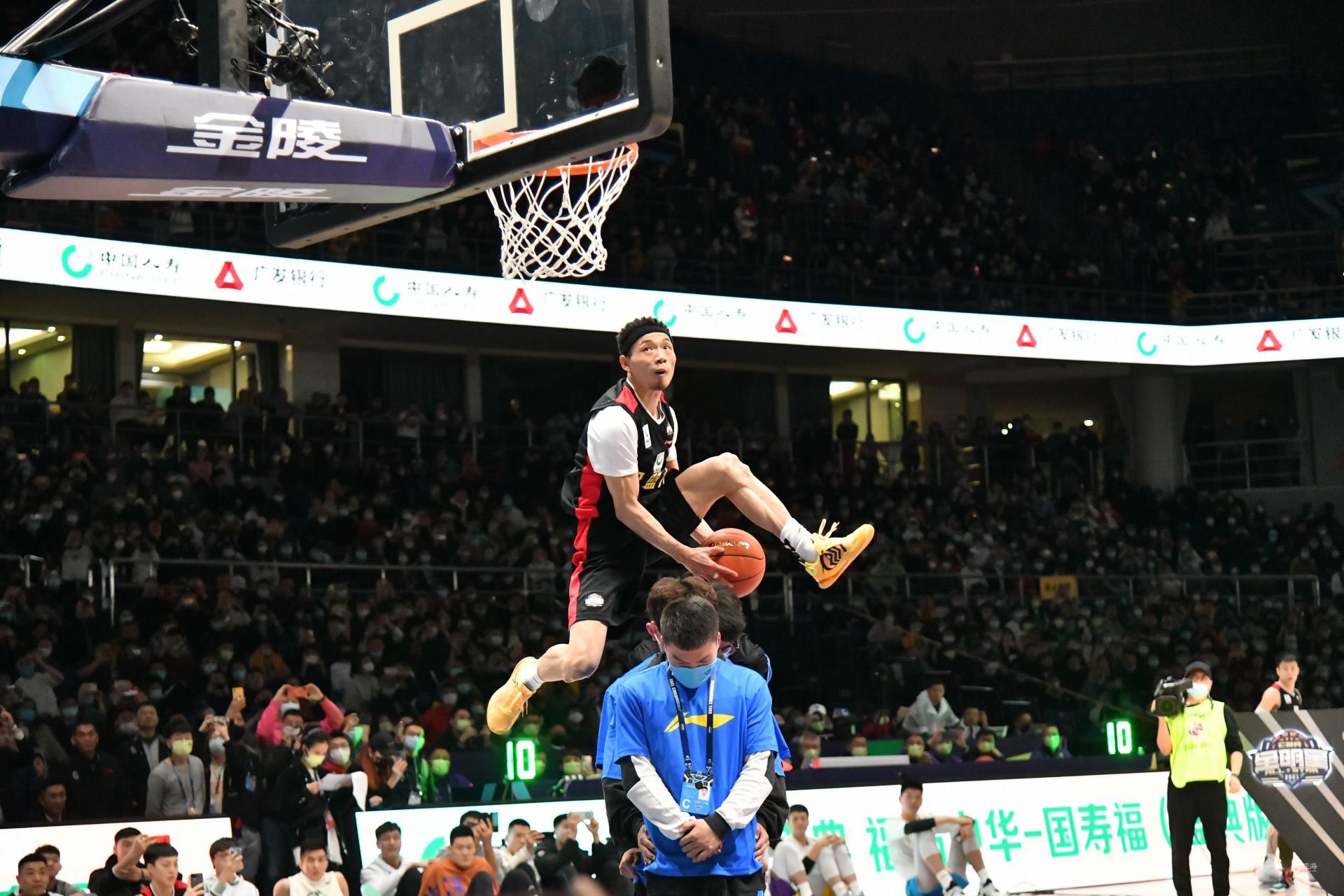 教练席应将 教练席应将